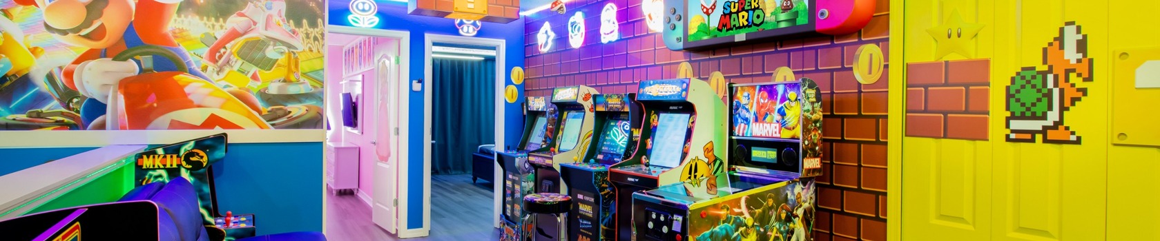 Arcades coloridos em game room temático de imóvel APEX